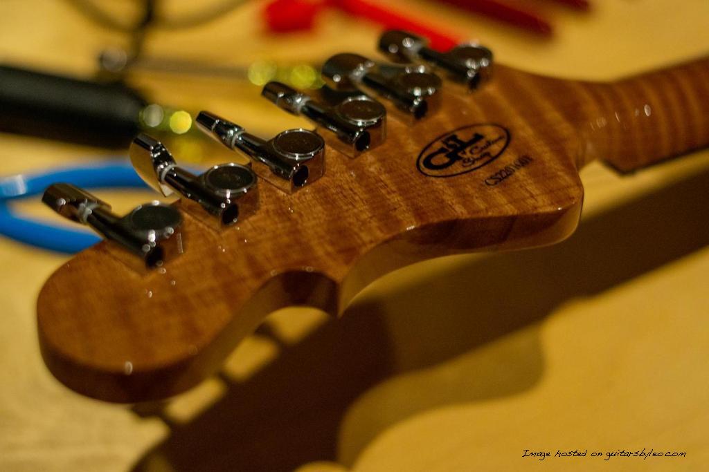 Custom Shop Skyhawk HH RMC in Old School Tobacco Sunburst over a 3A Flame Maple top7