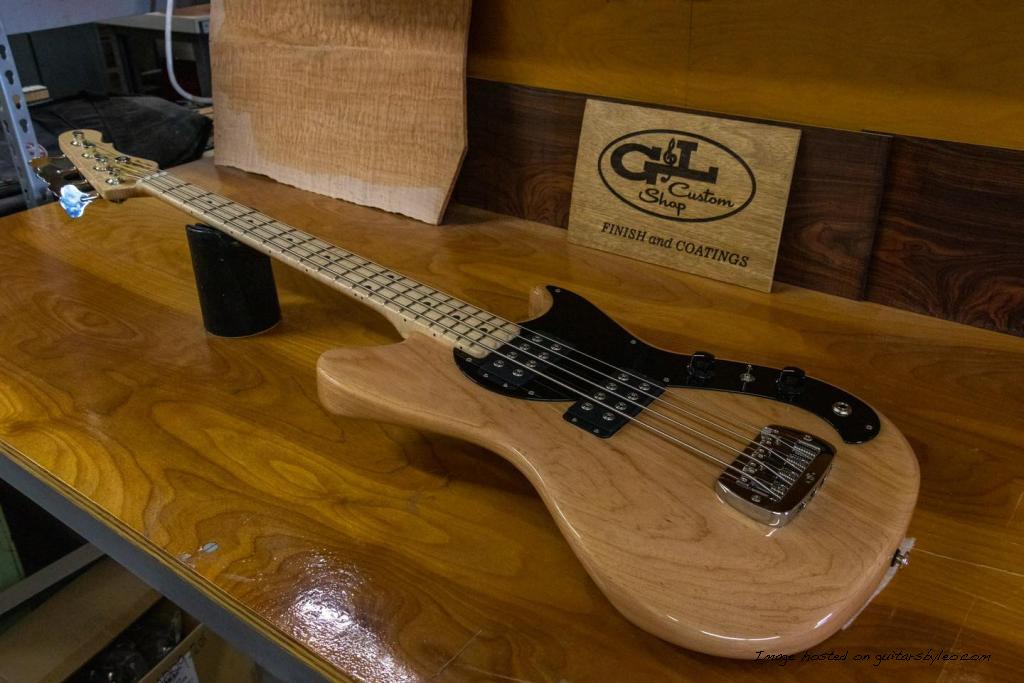 Custom Shop Fallout 2 Short Scale bass in Natural over Swamp Ash-2