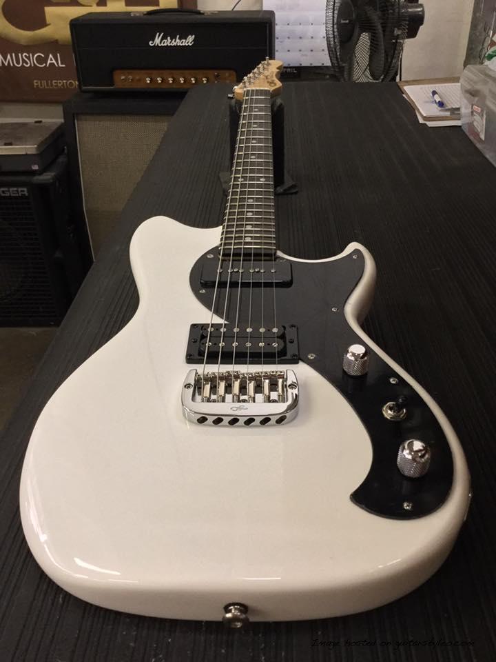 Fallout in Alpine White, 1-ply black guard ebony board Clear Gloss neck finish CLF079907