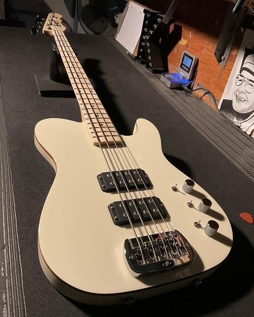 ASAT Bass in Vintage White over alder