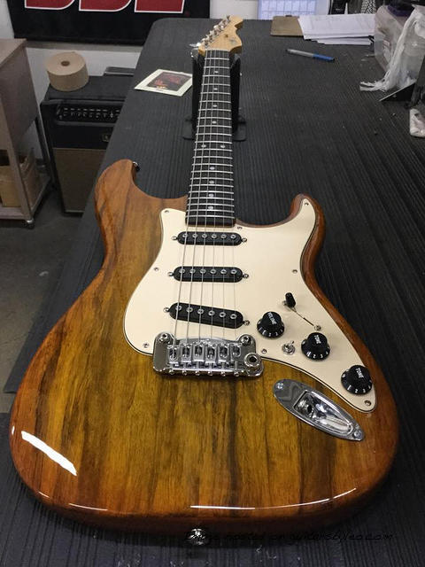 S-500-Honeyburst-on-Black-Limba-top-on-Alder