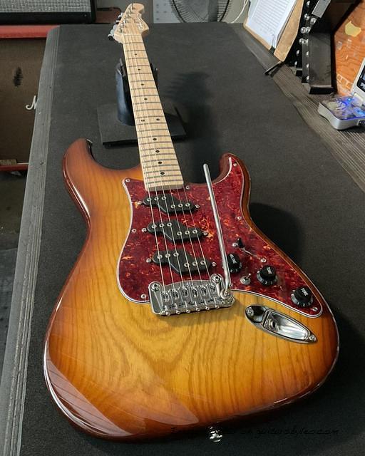 Fullerton Deluxe Comanche in Old School Tobacco Sunburst over swamp ash 001
