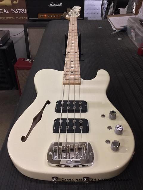 ASAT Bass SH in Vintage White with BE Maple fretboard