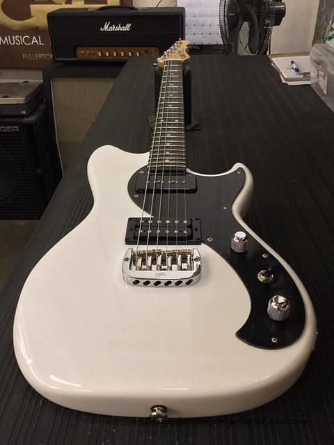 Fallout in Alpine White 1-ply black guard ebony board Clear Gloss neck finish CLF079907