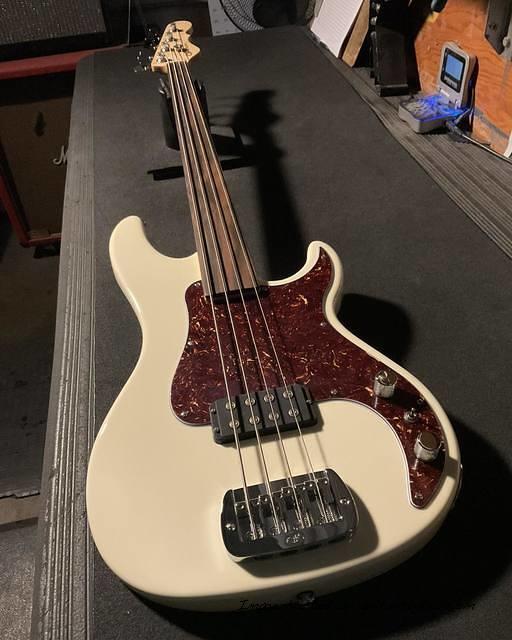 Fretless Kiloton in Vintage White over alder