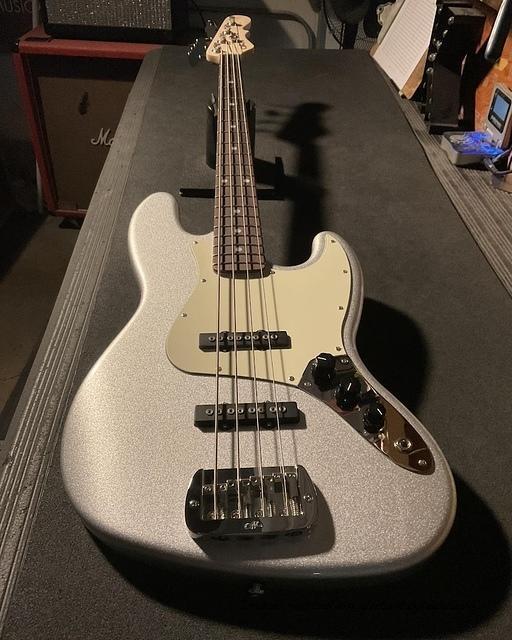 Fullerton Deluxe JB MFD in Silver Metallic over alder
