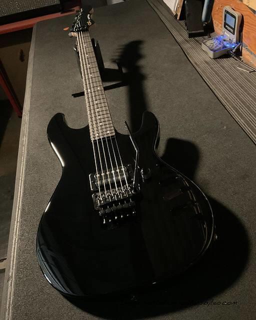 Fullerton Deluxe Rampage 24 in Jet black with ebony fingerboard