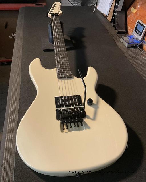 Fullerton Deluxe Rampage 24 in Ivory with Ebony fb