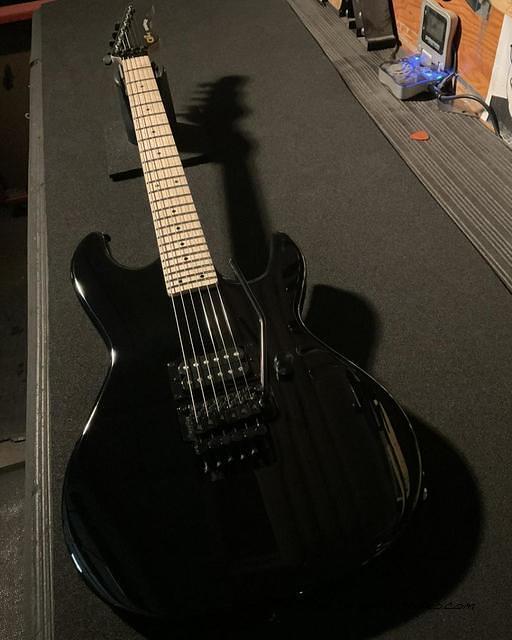 Fullerton Deluxe Rampage 24 in Jet Black with maple fingerboard2