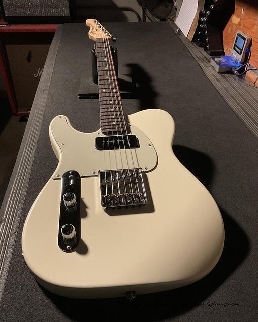 Lefty ASAT Classic Bluesboy 90 in Vintage White over okoume